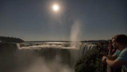 altText(Cataratas con luna llena, una experiencia imperdible)}