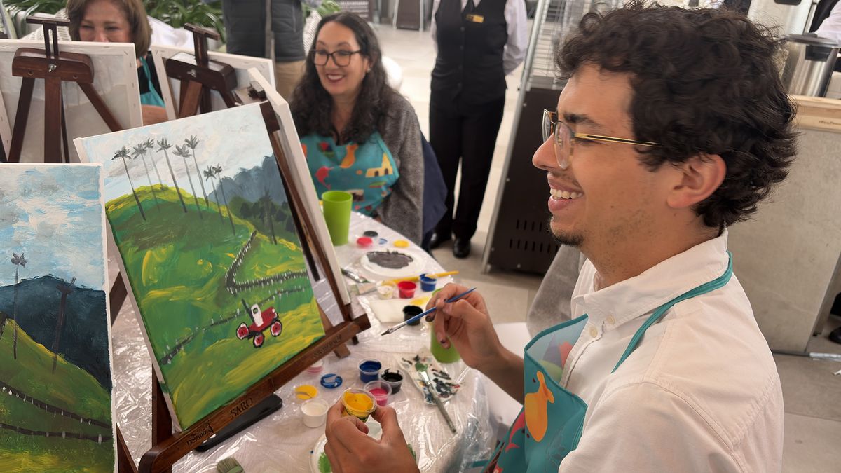 Asistentes a evento de Mis Destinos participaron en una actividad con pintura.