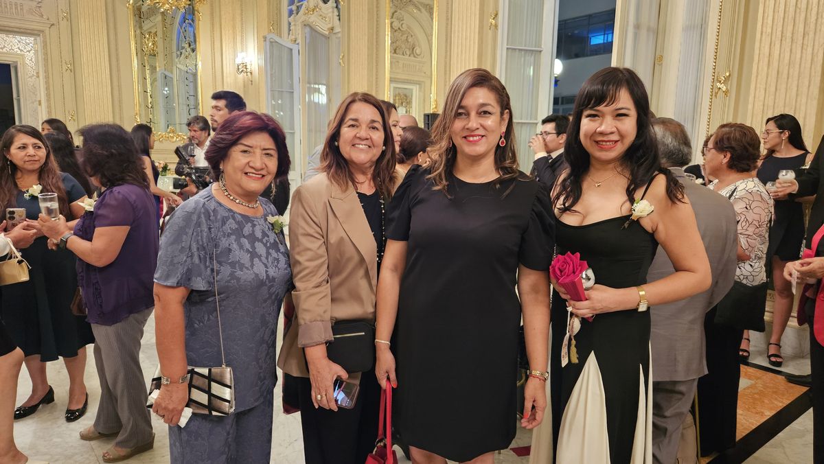 Elva Ya&ntilde;ez junto a ejecutivas del sector hotelero nacional.