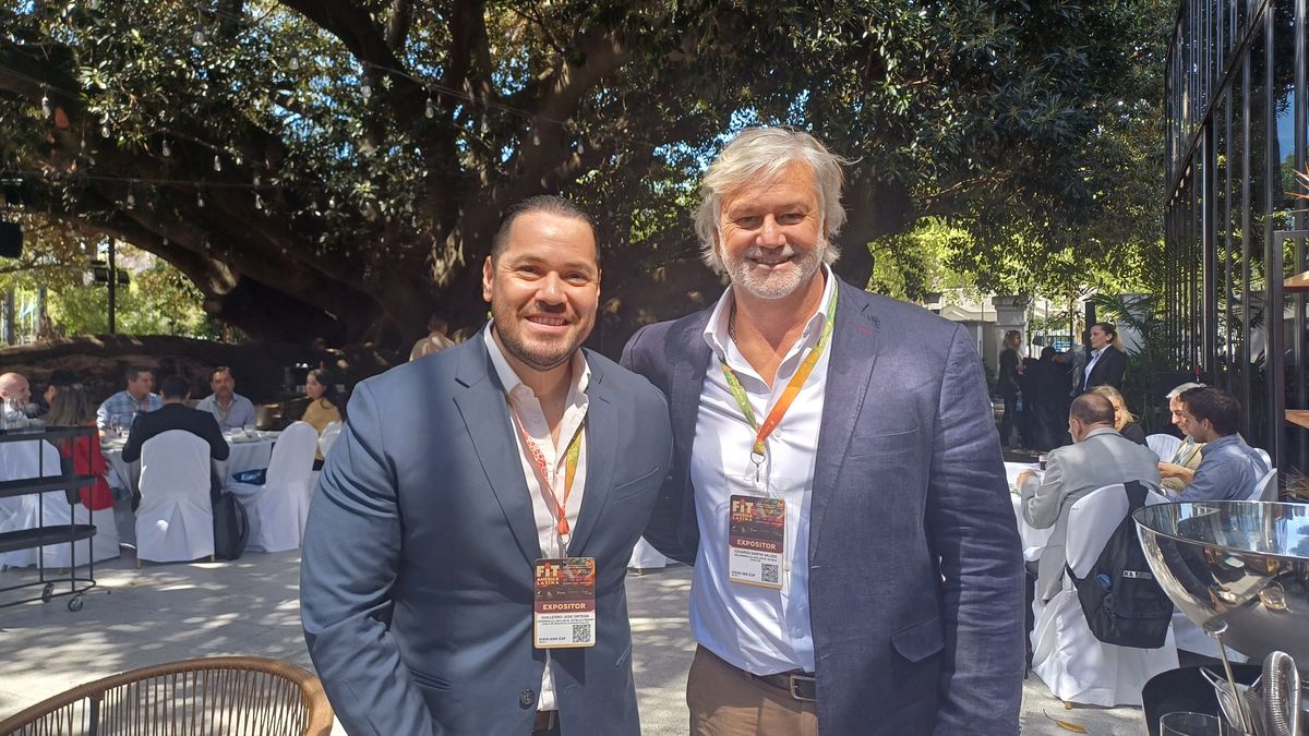 Guillermo Ortega, director de Mercados Internacionales de Decameron, y Eduardo Jesús Martín Valdés, director de Relatur.