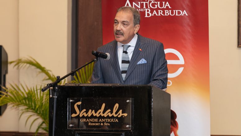 El ministro de Turismo de Antigua y Barbuda, Charles Fernandez, debatió sobre sostenibilidad en el Caribe.