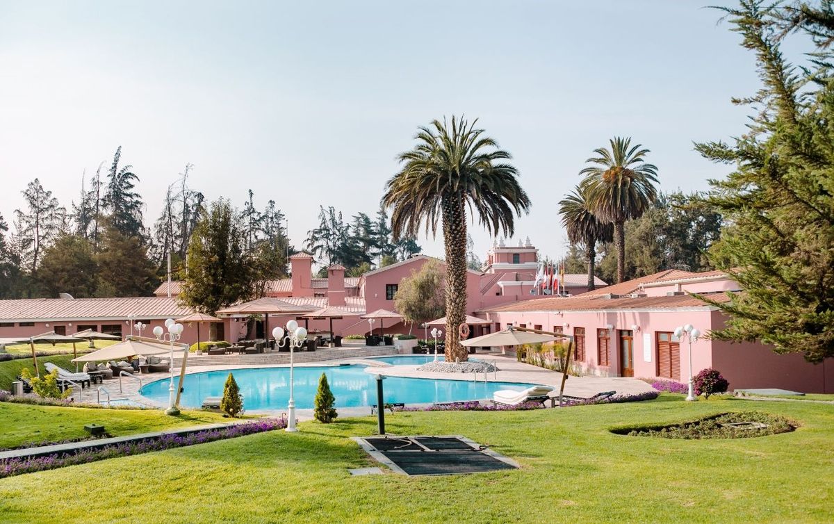 El área de piscina del Costa del Sol Wyndham Arequipa garantiza el relax de los pasajeros.