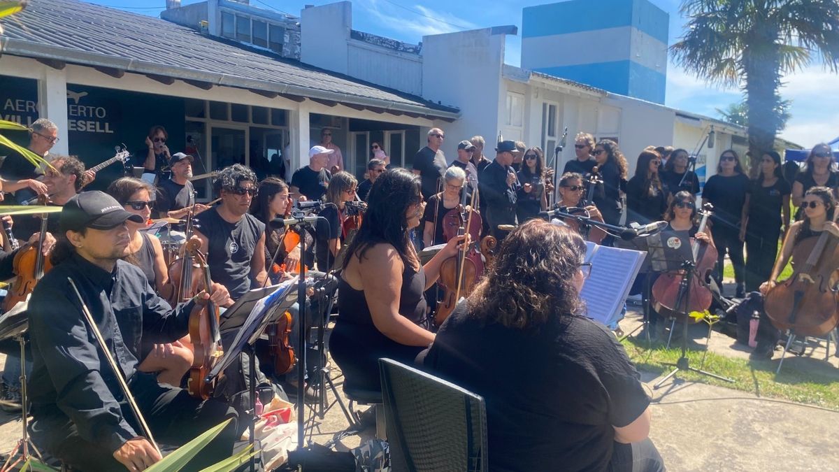 Villa Gesell despega: un emotivo homenaje a 50 años de historia abrió las puertas a la temporada de verano.