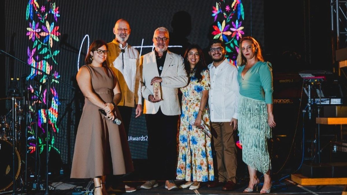 RIU Awards: Pierre Raymond, Senior Director Sales and Operations de Red Label Vacations, durante la recogida del premio.