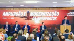 La presentación del plan de inversiones de Aena Brasil en el Palacio Planalto. En el uso de la palabra en el estrado, el ministro de Puertos y Aeropuertos, Silvio Costa Filho. En el centro del escenario, justo bajo el avión, el presidente de Brasil, Ignacio Lula da Silva.