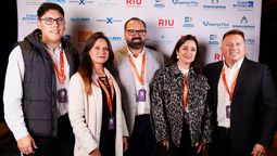 Álvaro Fuentes, fundador de AF Viajes, junto a su equipo durante el evento de la agencia de viajes de la Región del Maule.