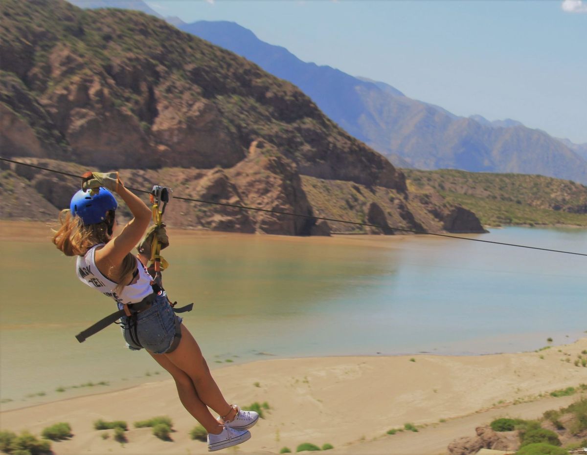 El canopy es una de las actividades más entretenidas para realizar en Potrerillos, Mendoza.