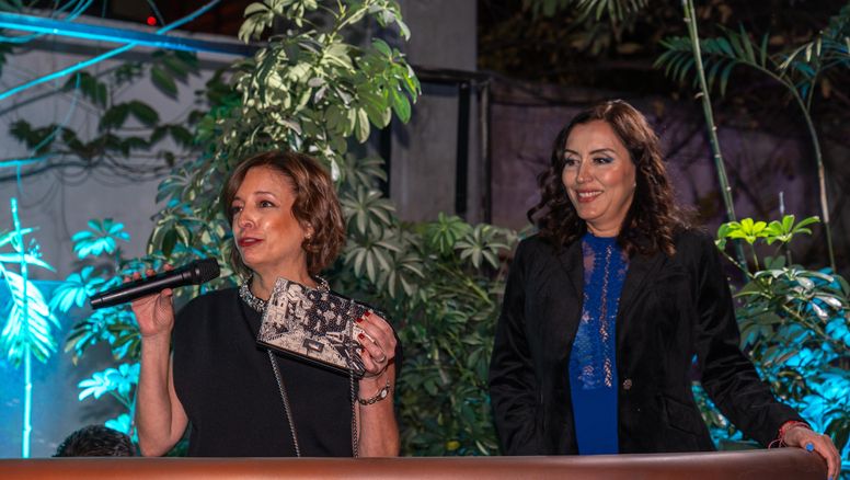 Silvina García Fillol y Diana Olivares durante el brindis de fin de año de Universal Assistance.&nbsp;