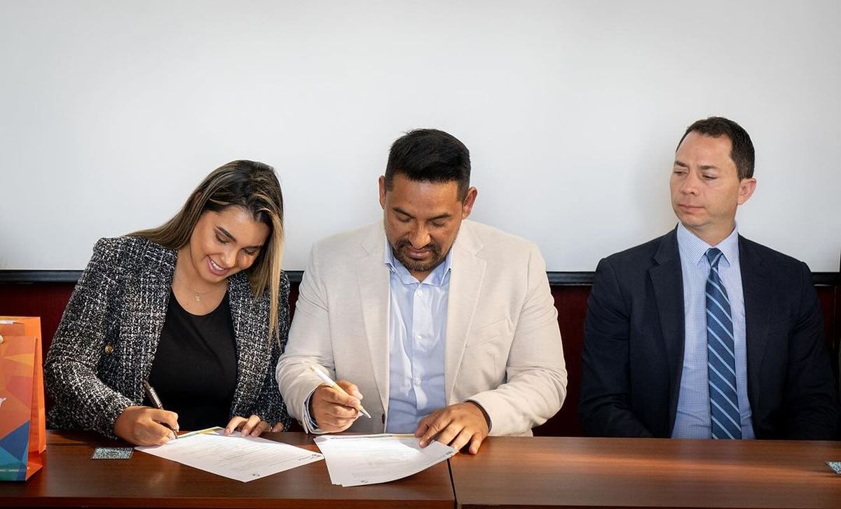 Firma del Acuerdo de Cooperación entre el Gobierno Autónomo Descentralizado Municipal del Cantón San Cristóbal y Galápagos EcoBalance S.A. que promoverá la Carbono neutralidad de la isla y la capacitación empresarial sostenible. - Ladevi Medios y Soluciones Firma del Acuerdo de Cooperación entre el Gobierno Autónomo Descentralizado Municipal del Cantón San Cristóbal y Galápagos EcoBalance S.A. que promoverá la Carbono neutralidad de la isla y la capacitación empresarial sostenible.
