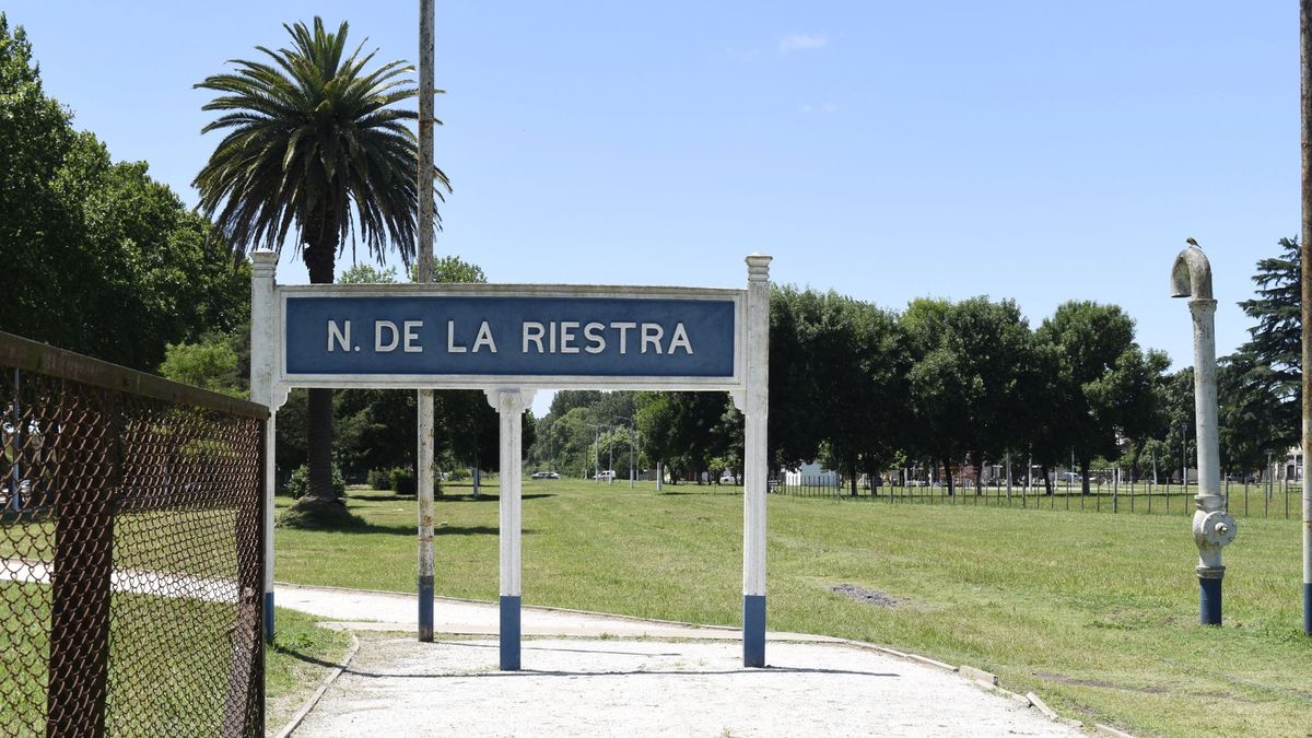 Norberto de la Riestra se encuentra a 180 km. de Buenos Aires. Norberto de la Riestra se encuentra a 180 km. de Buenos Aires.