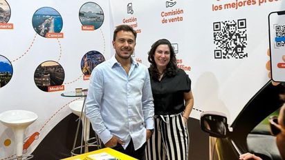 César Ramos, CEO y fundador de BookingCars; junto a Luciana Rumi, responsable comercial B2B de la empresa. César Ramos, CEO y fundador de BookingCars; junto a Luciana Rumi, responsable comercial B2B de la empresa.