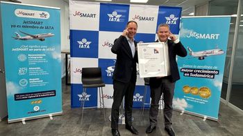Peter Cerdá y Estuardo Ortiz celebran la incorporación de JetSMART a IATA.