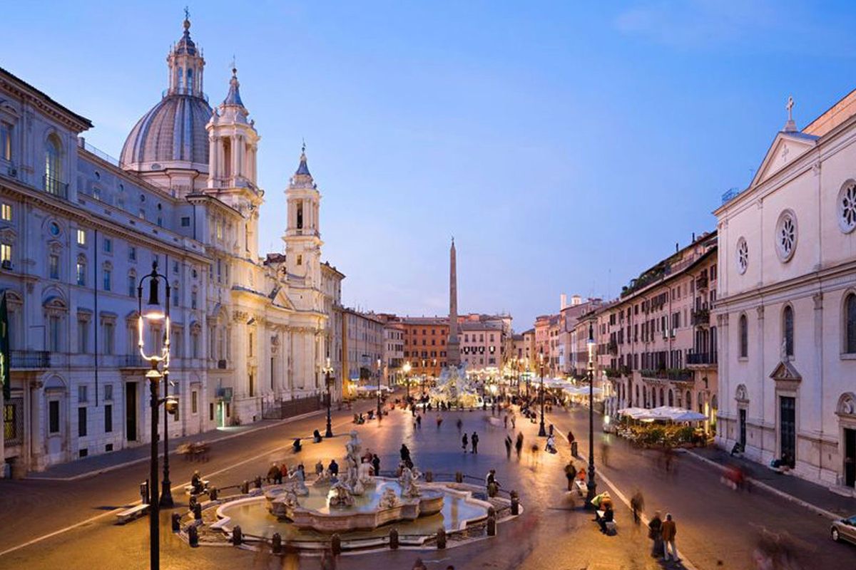 La colorida Piazza Navona es conocida como la más hermosa de Roma. 