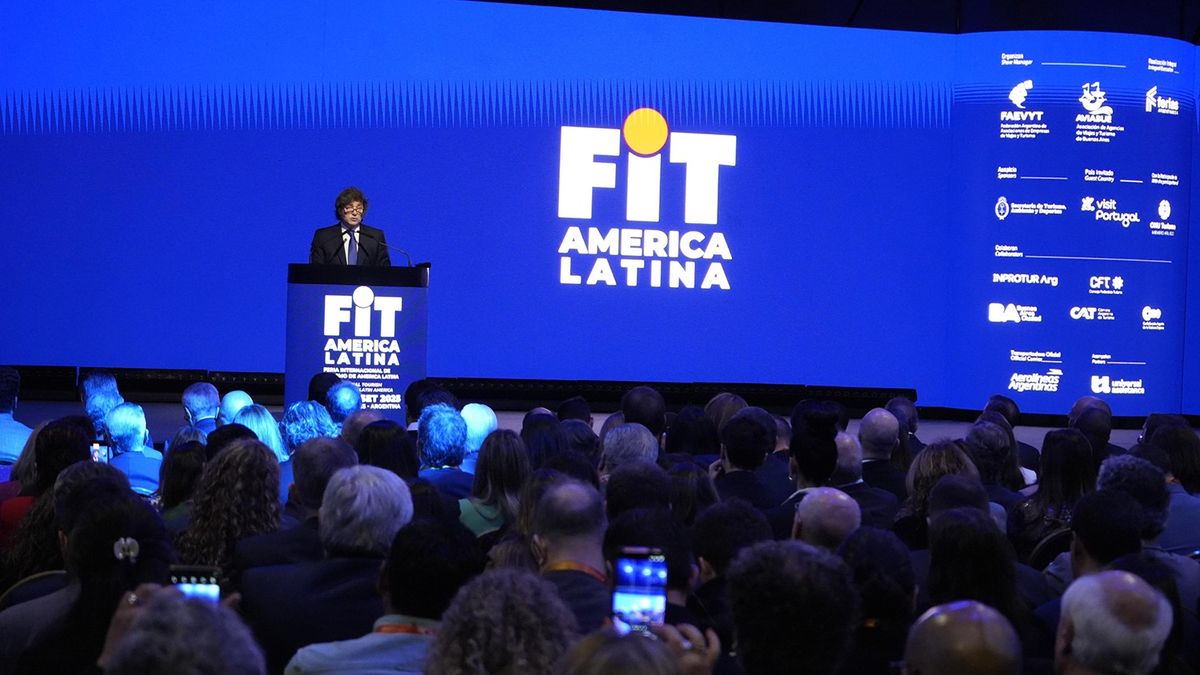 Javier Milei durante la apertura de FIT 2025. Una encuesta de AtlasIntel y Bloomberg relevó la evaluación ciudadana de la gestión turística del Gobierno.