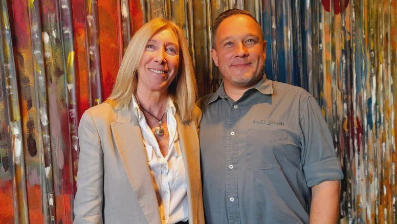 Adriana De Lorenzo, directora de PHC; y Jan Hendrik Scholtz, gerente general de Ventas de Sabi Sabi.