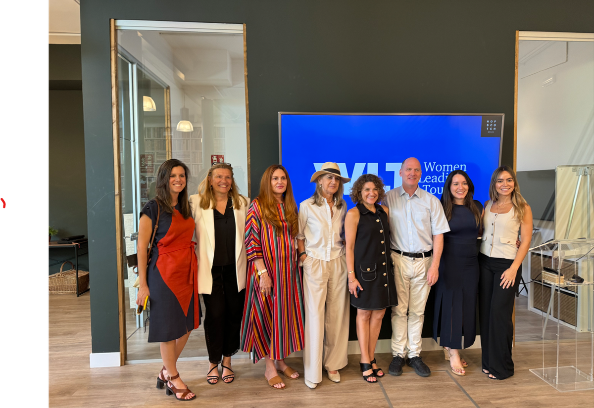 Directivas y directivos de Women Leading Tourism durante el evento.