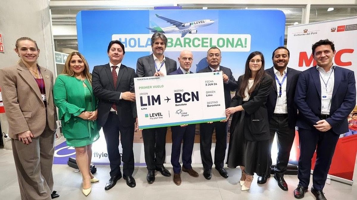 Maria del Sol Velásquez, directora de Promoción del Turismo de Promperú; Paola Marin, directora general de la Dirección General de Aeronáutica Civil; Juan Haro Muñoz, viceministro de Transportes y Comunicaciones; Juan Jose Salmon, CEO de LAP; Alejandro Abellán García de Diego, Embajador de España en el Perú; Aldo Martin Prieto, ministro de Transportes y Comunicaciones; Nuria Escorihuela, Chief Customer Officer de LEVEL; Jorge Villaseca, gerente de Negocios de Aviación de LAP; y Jordi Solé, director CPT Suramérica de la Agencia Catalana de Turismo.