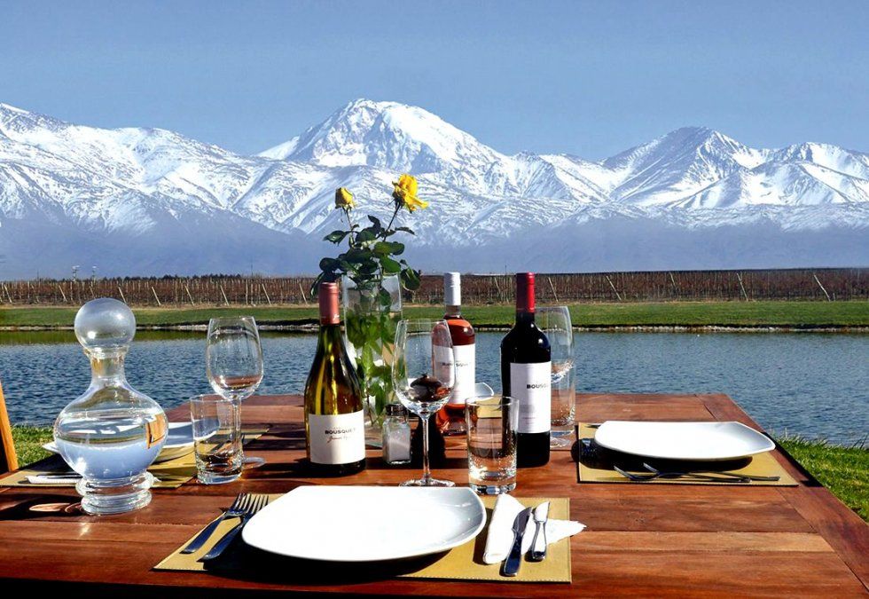 Las excursiones a las bodegas de las regiones vitivinícolas de Mendoza es otra de las grandes actividades para hacer en pareja esta Semana Santa 2024.