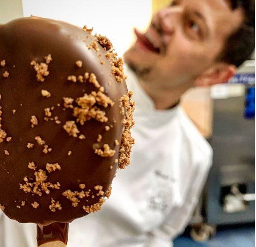 Albert Roca con sus creaciones dulces.