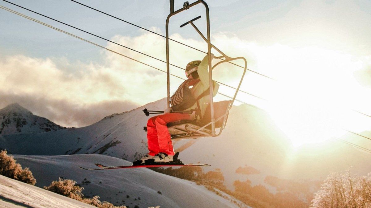 A sólo 15 minutos de Villa La Angostura se encuentra Cerro Bayo, uno de los centros de esquí con mejor nieve del país. Te contamos sobre este lugar y más en la nota.