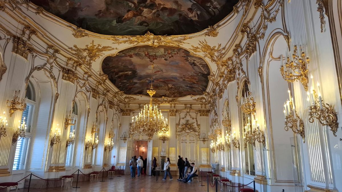 Viena: el palacio de Schönbrunn, residencia de verano de los Habsburgo, sorprende con su elegancia barroca. Viena: el palacio de Schönbrunn, residencia de verano de los Habsburgo, sorprende con su elegancia barroca.