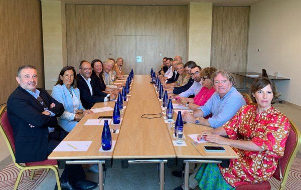 Hoteleros y nuevos representantes políticos de Baleares reunidos por temas de agenda.