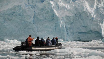 Para bajar de los cruceros en la Antártida&nbsp;se usan zodiac.