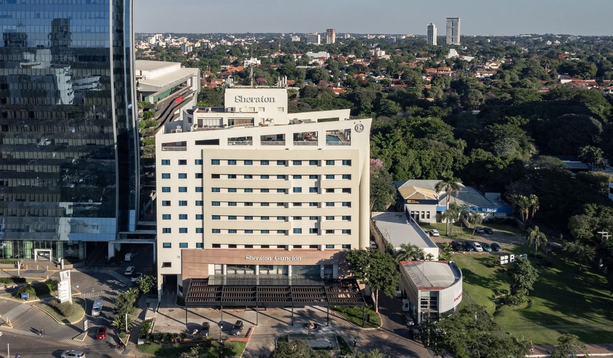 El renovado Sheraton ]Asunción Hotel se levanta en una ubicación estratégica de la capital paraguaya.