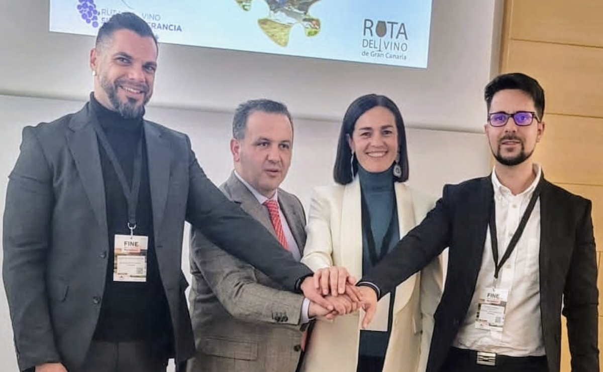 Responsables de Sierra de Francia y Gran Canaria tras la firma del acuerdo.