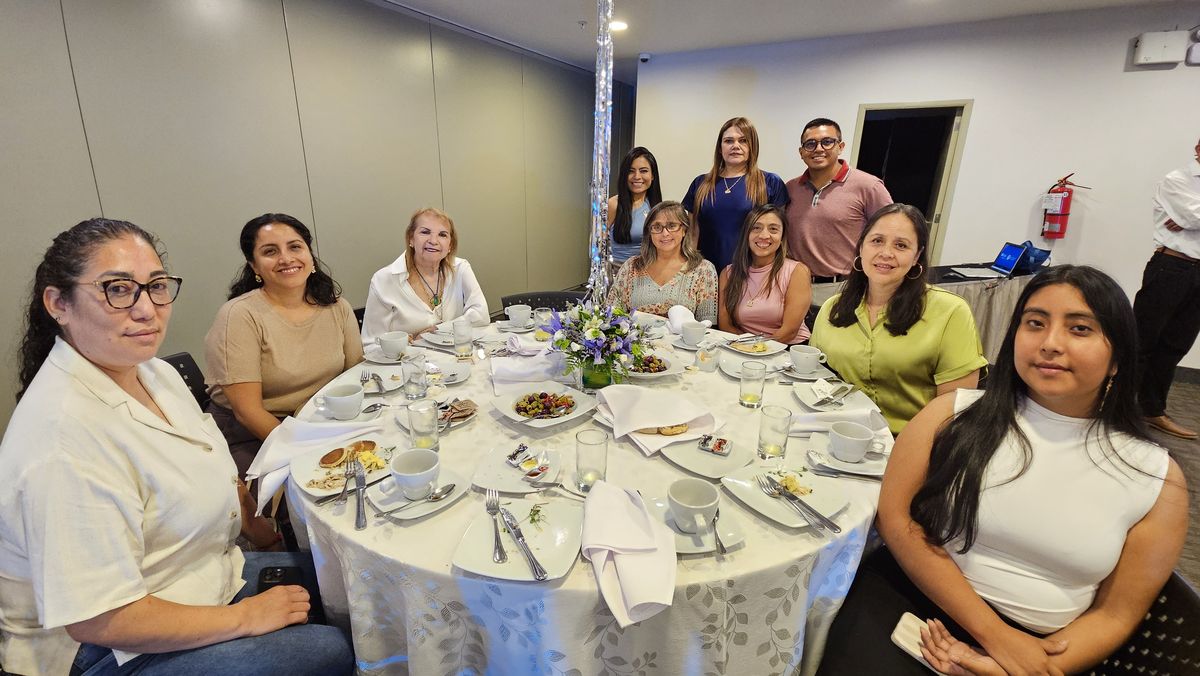El equipo de Grupo GEA Per&uacute;: Sonia Postigo, Leslie Medina y David Silva junto a los agentes de viajes.