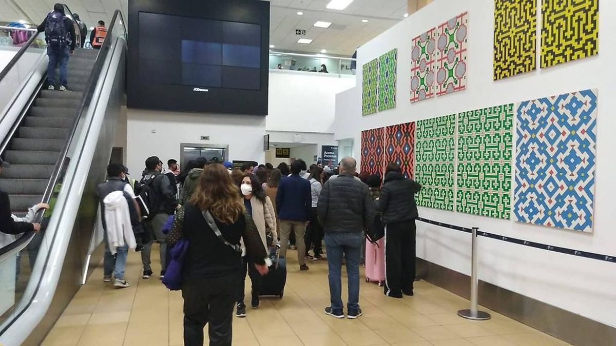 Verdadero caos en Migraciones del Aeropuerto Internacional Jorge Chávez por lo que Apavit denominó barrera burocrática en la expedición de pasaportes. - Ladevi Medios y Soluciones Verdadero caos en Migraciones del Aeropuerto Internacional Jorge Chávez por lo que Apavit denominó barrera burocrática en la expedición de pasaportes.