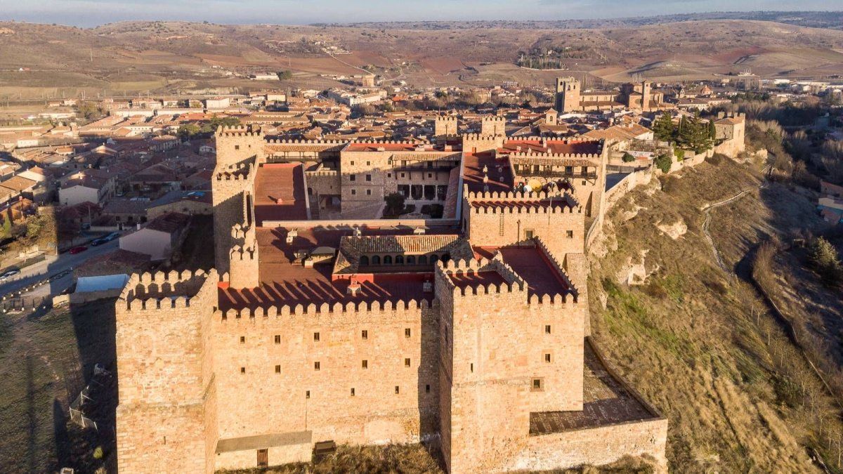 Vacaciones en España: el Parador de Sigüenza invita aalojarse en una propiedad con siglos de historia.&nbsp;