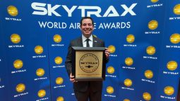 Víctor Mejía, CCO JetSMART Airlines, recibió el galardón en el marco del International Paris Air Show, donde se realizó la premiación Skytrax World Airline Awards.