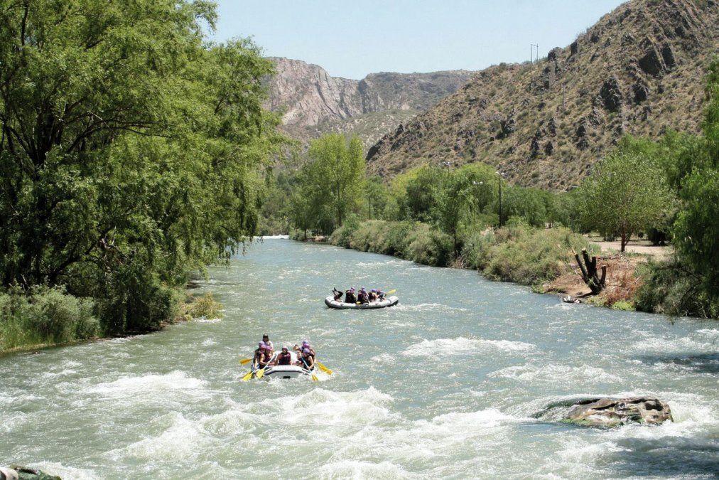 Los ríos Atuel y Mendoza son los principales lugares para hacer rafting esta Semana Santa 2024. 