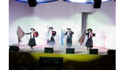 entre cantos, danzas y gastronomia