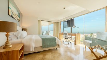 Las habitaciones Máster Suite de Radisson Cartagena se destacan por su vista directa al mar, ofreciendo dos cuartos, sala, comedor y balcón.