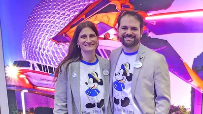 Julieta De Grazia y Alejandro Flores en el stand de Disney Destinations en IPW 2025.