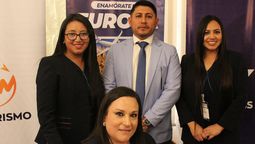 Equipo de MW Turismo, encabezado por su presidente Wilmer Constante, en el Ladevi Workshop en Quito.