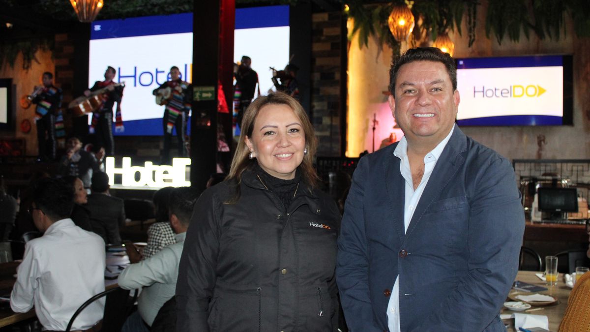 Adriana Gil, directora comercial de HotelDO para Colombia, Ecuador y Perú; y Omar Macedo, representante de Guadalajara para Centro y Sudamérica.