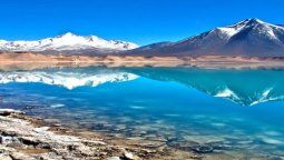 Lagunas, salares, ríos y volcanes integran el paisaje del Parque Nacional Nevado Tres Cruces, en el norte de Chile.