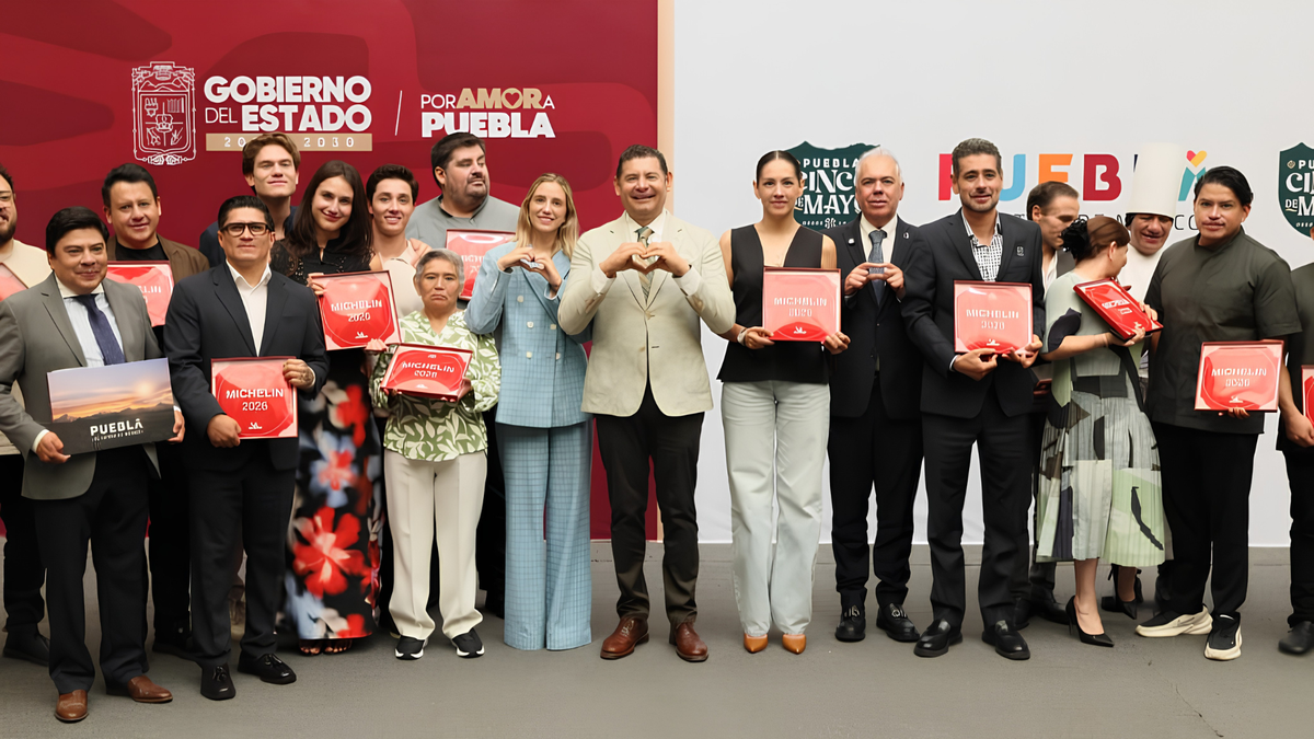 El gobernador de Puebla Alejandro Armenta Mier entregó placas de reconocimiento a los 14 establecimientos incluidos en la Guía Michelin México 2026
