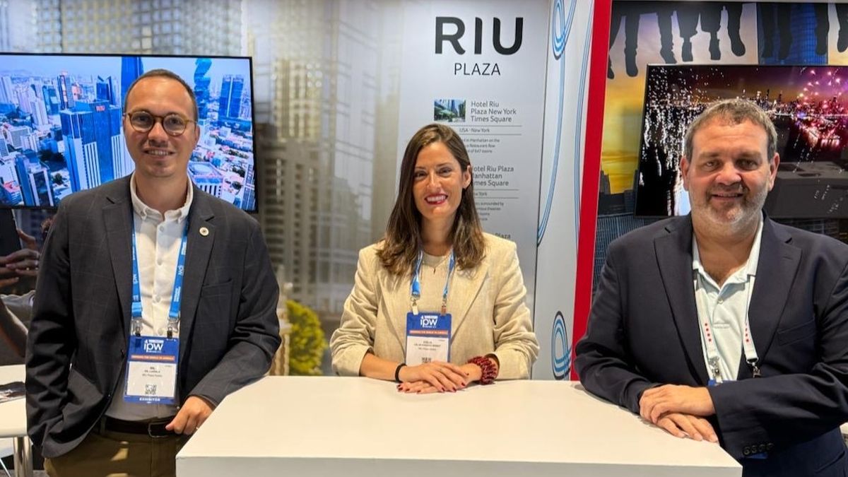 RIU Plaza en IPW: Nil Lasala, director Leisure de RIU Plaza Hotels; Celia Casado, directora de Ventas de Riu Plaza Fishermans Wharf; y Manuel Donoso, director de Ventas de Riu Plaza Chicago y Riu Plaza Miami Beach. - Ladevi Medios y Soluciones RIU Plaza en IPW: Nil Lasala, director Leisure de RIU Plaza Hotels; Celia Casado, directora de Ventas de Riu Plaza Fishermans Wharf; y Manuel Donoso, director de Ventas de Riu Plaza Chicago y Riu Plaza Miami Beach.