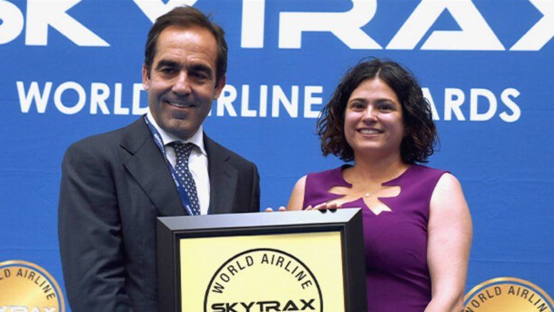Carlos Muñoz, fundador y CEO de Volotea recibe el premio de Skytrax.