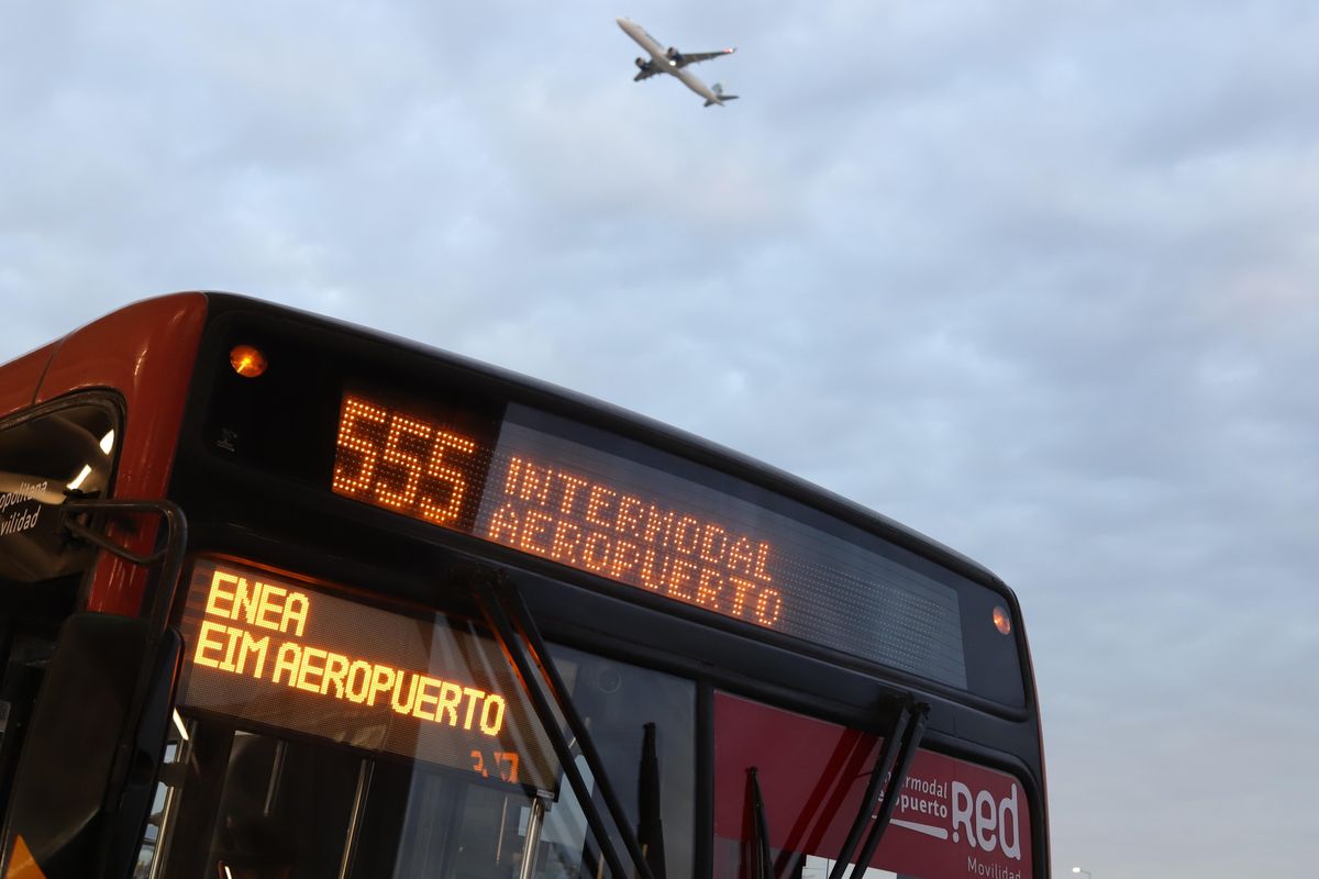 Plan de transporte urbano de Santiago podría replicarse en aeropuertos de regiones.