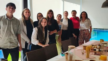 Promovêre: Andrea Tosi junto al personal de Hiperviajes.