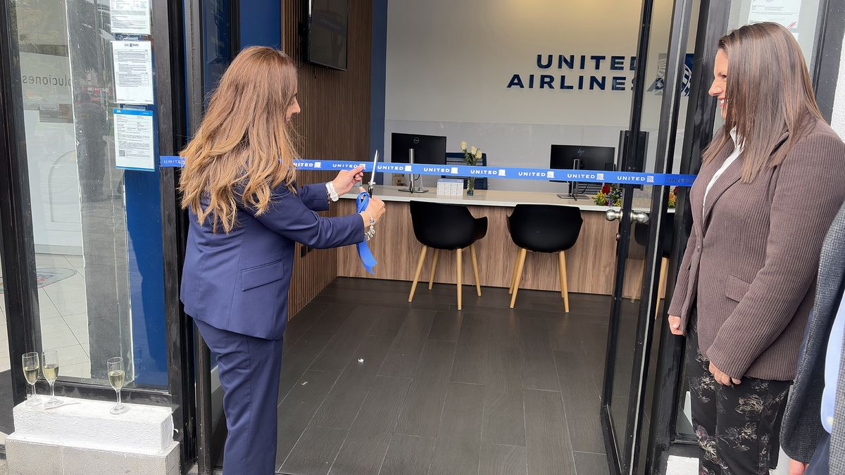 Corte de cinta de oficina remodelada de United Airlines, en Quito. 