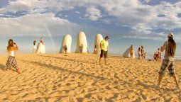 Se recomienda comenzar los paseos en escultura de los dedos, tarjeta postal de la ciudad.