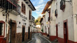 Por calles como esta plenas de historia, el viajero llegará a construcciones añosas y disfrutará de la atmósfera que se vive en los pueblos mágicos de México.