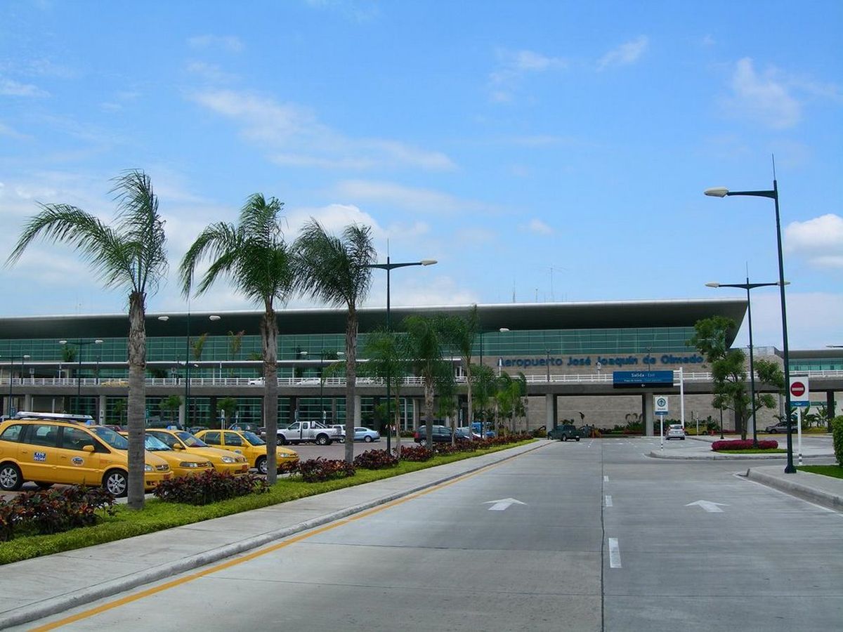 Un incidente en la pista de aterrizaje del aeropuerto de Guayaquil interrumpió las operaciones normales de la terminal. - Ladevi Medios y Soluciones Un incidente en la pista de aterrizaje del aeropuerto de Guayaquil interrumpió las operaciones normales de la terminal.