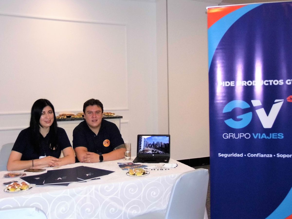 Mónica Vallejo y Erick Betancourt, ejecutivos comerciales de Grupo Viajes. Esta nueva marca llegó para posicionarse con fuerza en el mercado.
